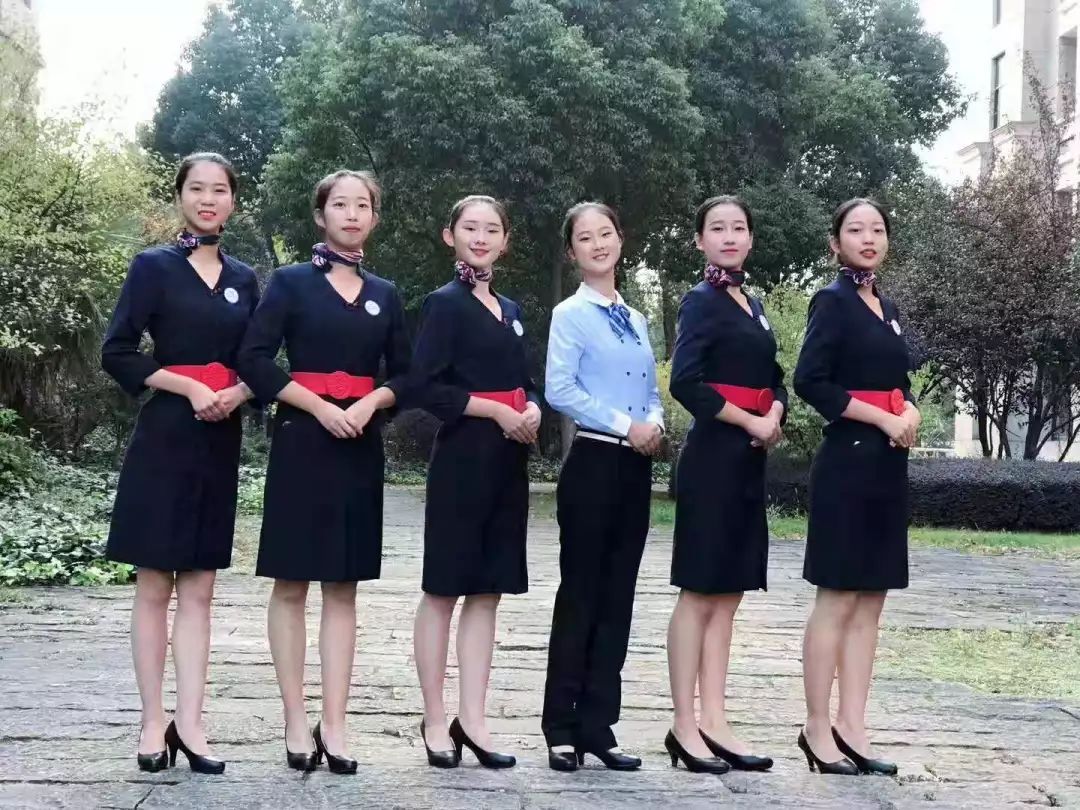 余姚技師學(xué)院(籌)2018學(xué)年學(xué)生會(huì)換屆選舉大會(huì)順利召開，禮儀服務(wù)展現(xiàn)學(xué)子風(fēng)采
